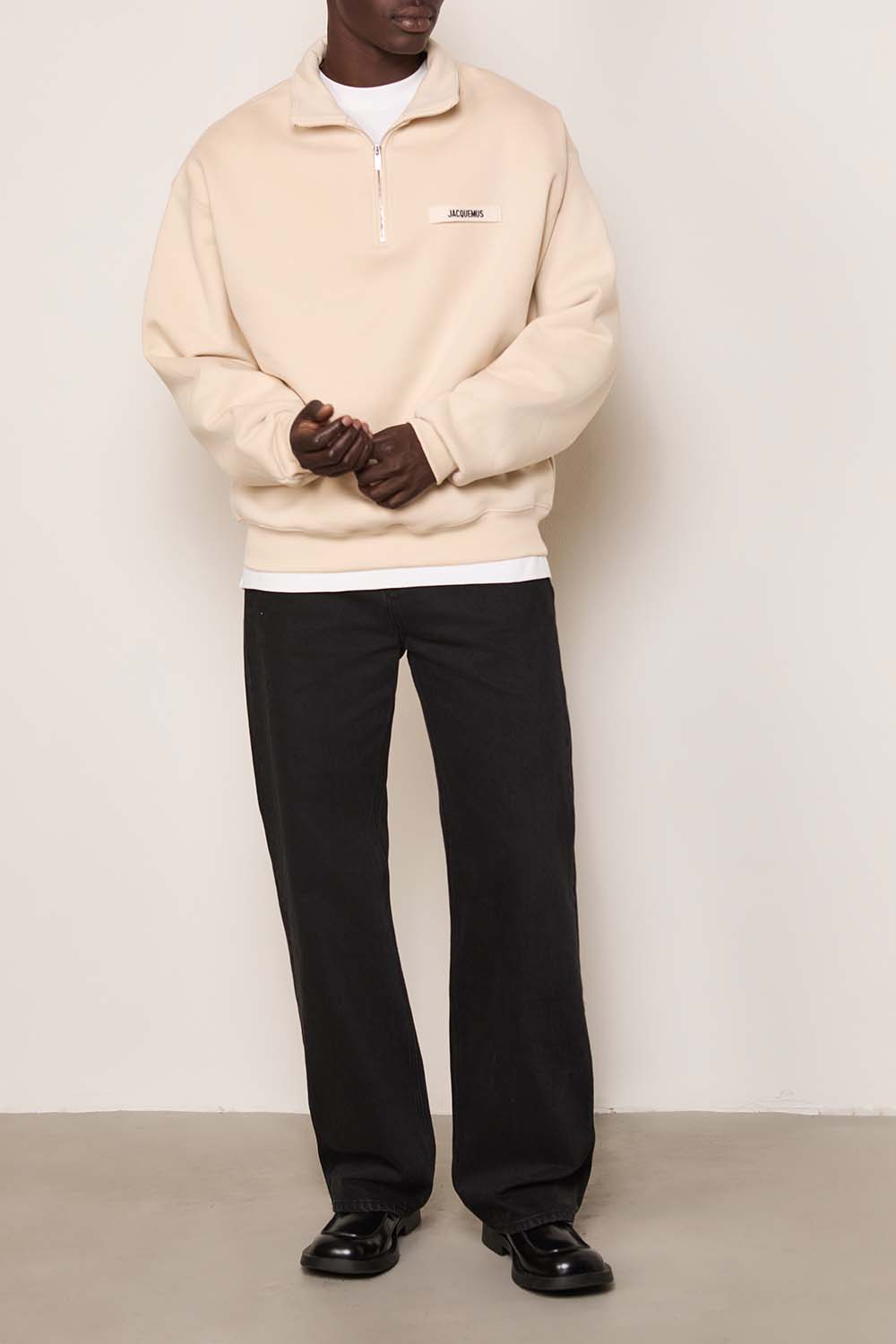 תמונת כל הלוק של סווטשירט